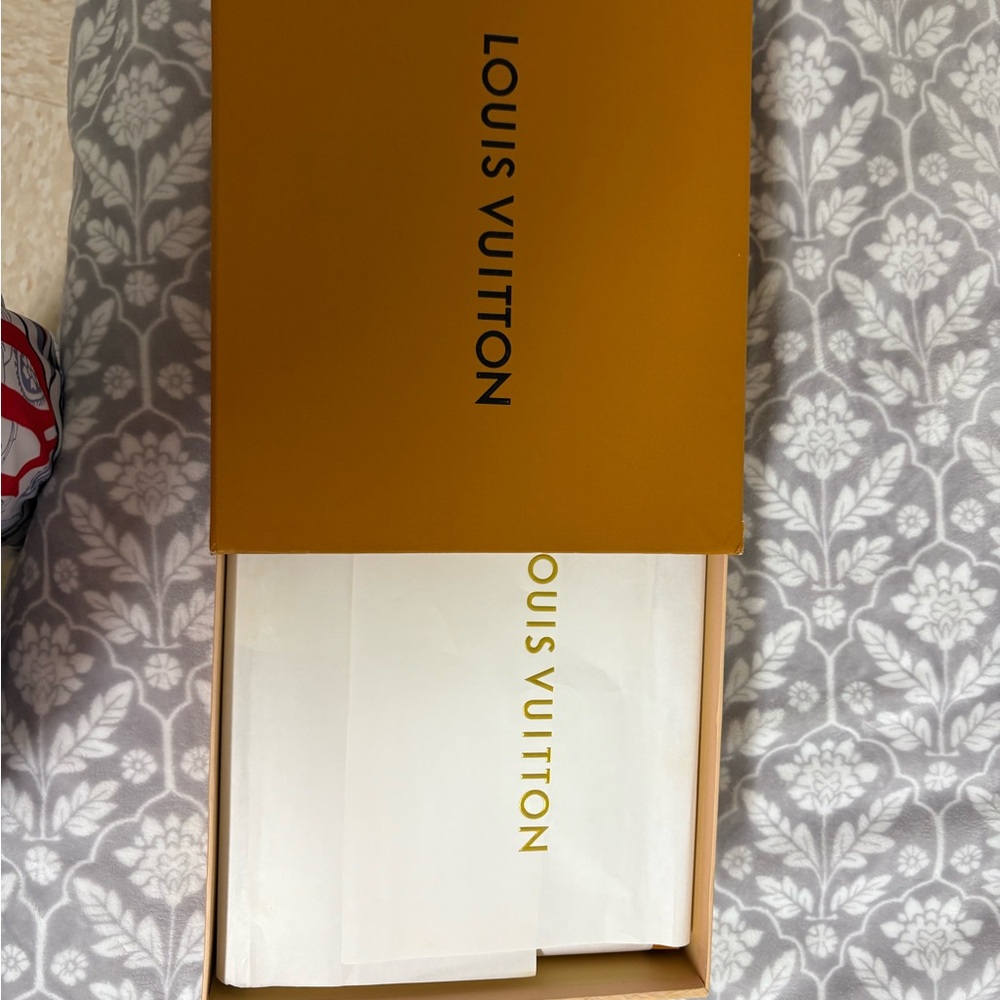 Louis Vuitton Yellow and Black Leather Detail - Picture 10 of 12